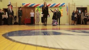 "Первый раз в первый класс"- первоклассница и её мама поют на линейке 1 сентября