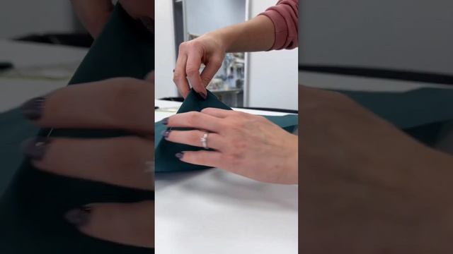 ШЬЕМ САМИ СКАТЕРТЬ ДЛЯ НОВОГОДНЕГО СТОЛА. В описании ролика информация по размерам смотреть онлайн