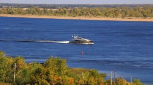 Недорогая яхта плывёт по Волге (Inexpensive yacht on the Volga).