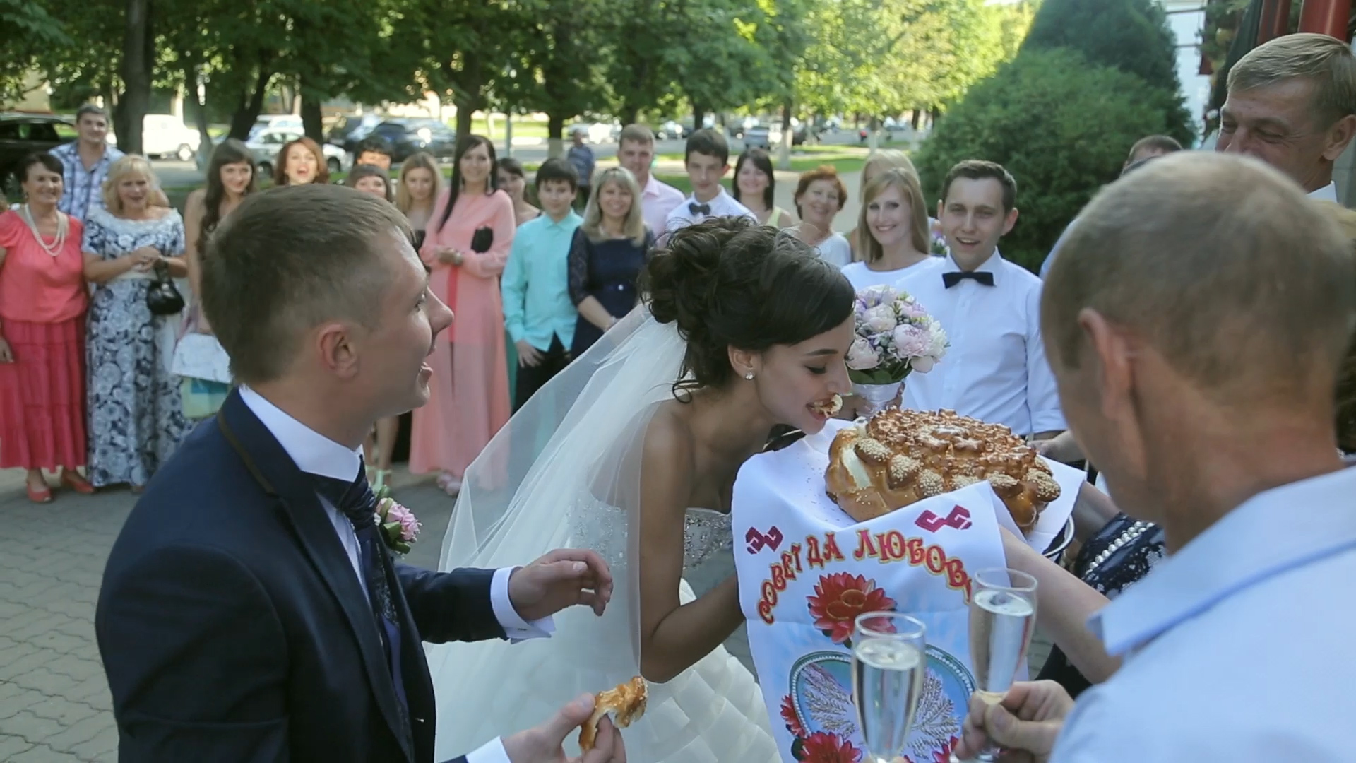 Встреча молодожёнов родителями после загса смотреть онлайн