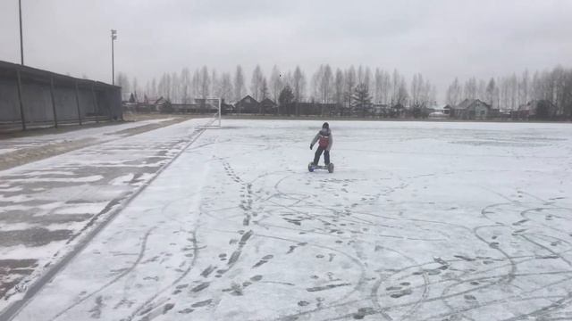 Мастер Тимас катается на гироскутере