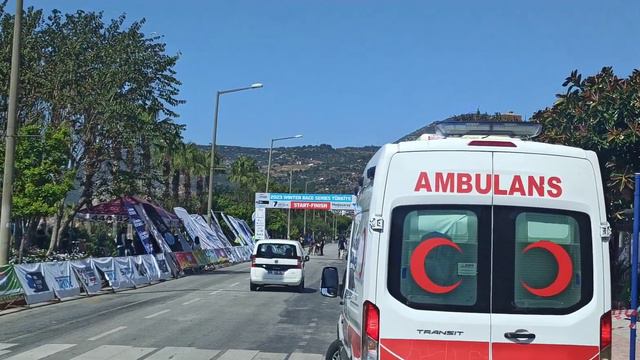 Гонка на велосипедах.  бригада скорой помощи и медицинские работники.