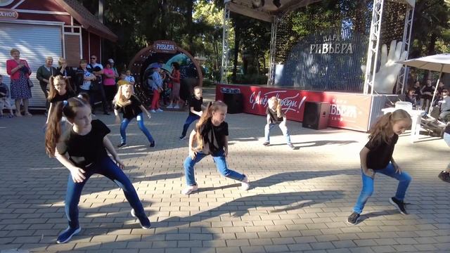 Современные танцы в Ривьере. Младшая группа Гранд Мастер смотреть онлайн