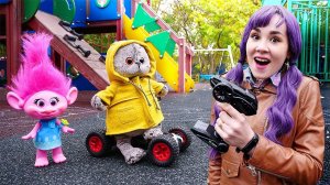 Кот Дымок гуляет на детской площадке. Приключения кота Дымок. Видео для детей про игрушки