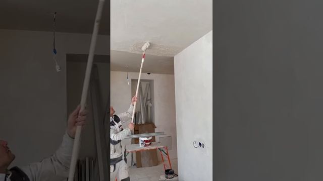 Нанесение шпаклевки валиком. Шпатель метровый storch. #шпаклевание #шпатлевание #shorts #лайфхак смотреть онлайн