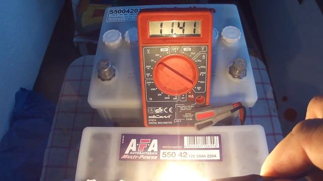 First load test 10 Watts bulb on NaSO4 battery - Erster Test an der NaSO4 Batterie mit 10 Watt Lamp смотреть онлайн