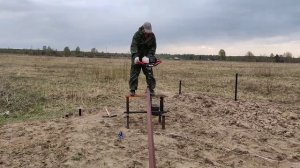 Вкручиваю сваи сваекрутом из ручного гайковерта (мясорубки) при помощи бензобура