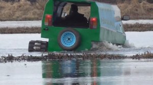 Самодельный гусеничный вездеход «Дельфин». Первое испытание на воде.