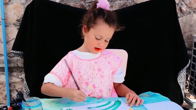 Ханночка художница, рисует красками, ручками и ножками смотреть онлайн