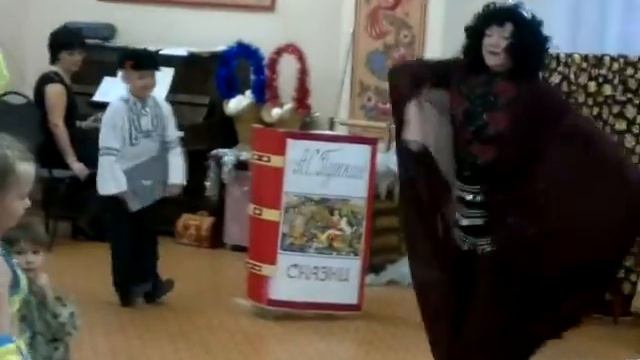 восточный танец и группа поддержки.mp4 смотреть онлайн