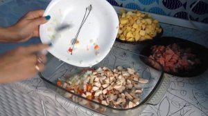 РАГУ В ДУХОВКЕ с картошкой, мясом и грибами. Простой рецепт. Вкусно и быстро.