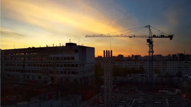 Стройплощадка Конди-Нова на закате дня. смотреть онлайн