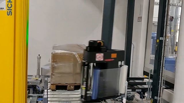 Упаковка паллет в стрейч плёнку на логистическом складе. Паллетообмотчик Robopac с вращающейся руко смотреть онлайн