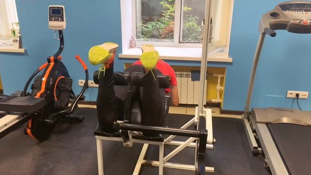 Сгибание ног лёжа в тренажере смотреть онлайн