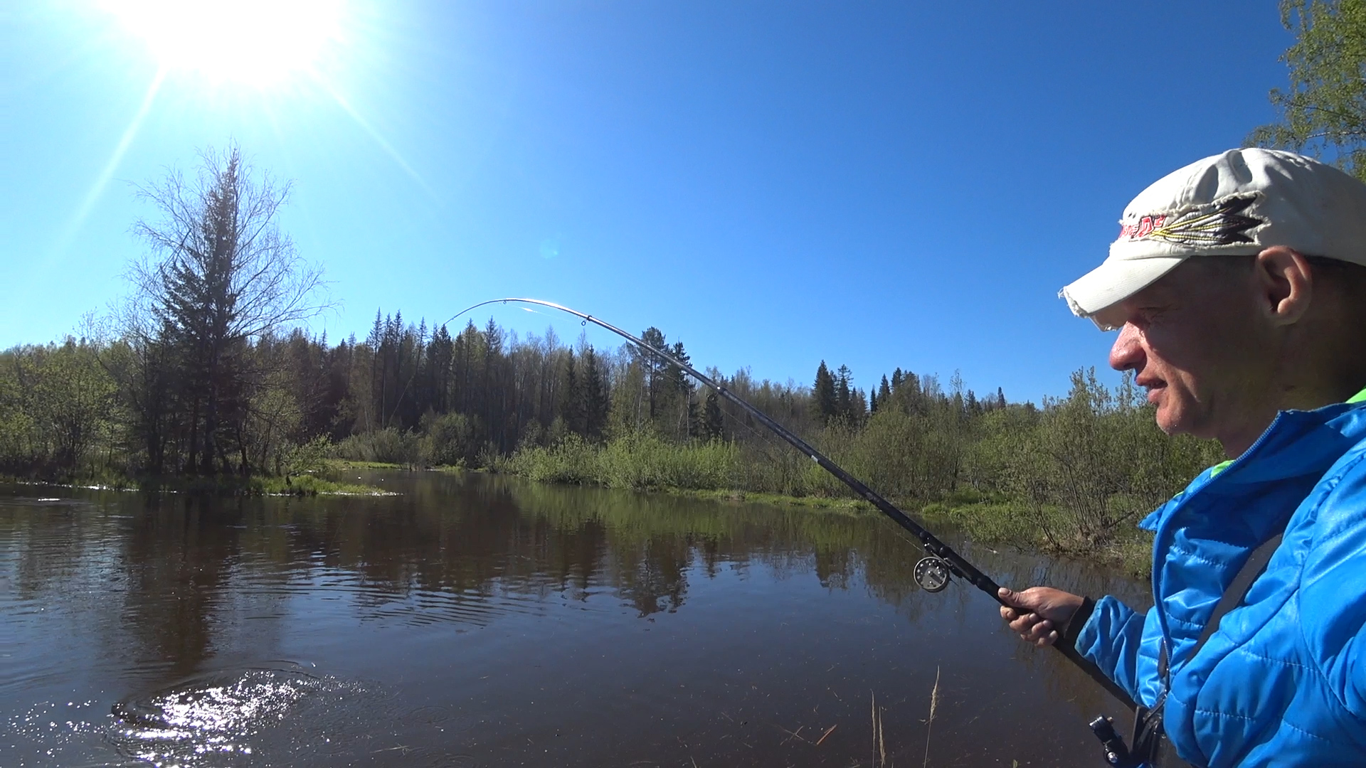 РЕЧКА БУРЛИТ ОТ НЕГО! ЛОВЛЯ ЛЕЩА В НЕРЕСТ! Рыбалка на леща на поплавок смотреть онлайн