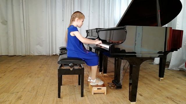 Бруева Ксения, 1 класс ОХП. Старинный французский танец. смотреть онлайн