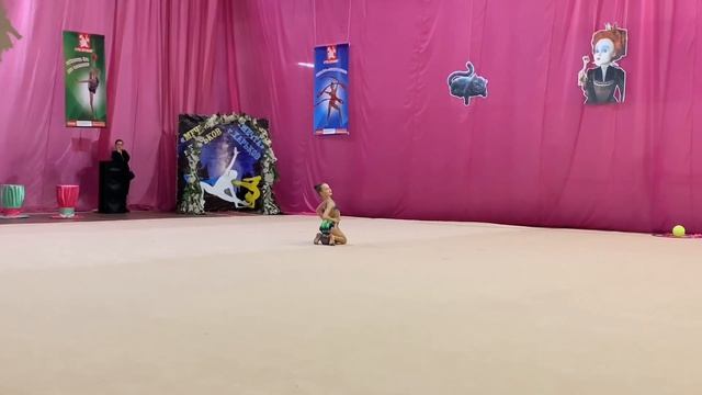 НЕУДАЧНОЕ ВЫСТУПЛЕНИЕ в ЗАМЕДЛЕННОЙ съёмке на соревнованиях по художественной ГИМНАСТИКЕ / ХАРЬКОВ смотреть онлайн
