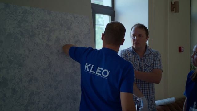 Новинка обойный клей KLEO EXTRA | Видео мастер-класса для профессионалов | Москва 19.08.22 смотреть онлайн