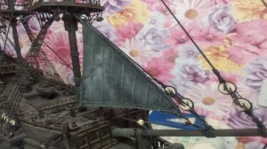 № 92 Сборка модели корабля черная жемчужина. Устанавливаем 1 треугольный парус.