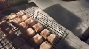 Быстрая горячая закуска. Чёрный хлеб в беконе.