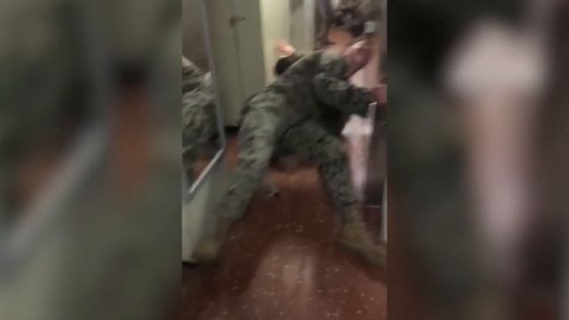 МУЖЧИНА СНЯЛ НА КАМЕРУ СТРАННОЕ СУЩЕСТВО НА ЗАБОРЕ смотреть онлайн