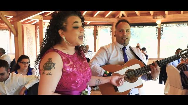 Amigos cantan "Quisiera parar el tiempo" y sorprenden a los novios en su boda смотреть онлайн