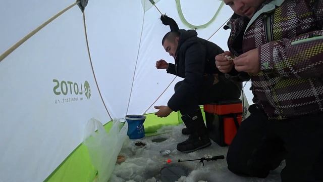 Капчагай голубой залив ловля воблы толпа рыбаков смотреть онлайн