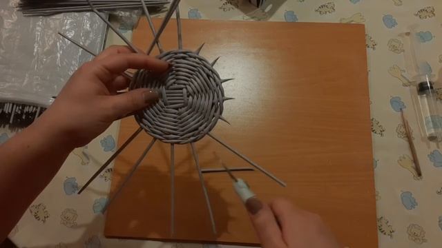 Круглое дно.Рассчёт стоек по нужному размеру.Подробный МК по плетению из бумажной лозы. смотреть онлайн