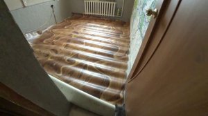 УКЛАДКА ЛИНОЛЕУМА НА КУХНЕ. ВОЛНЫ НЕ СРАЗУ УЙДУТ.
