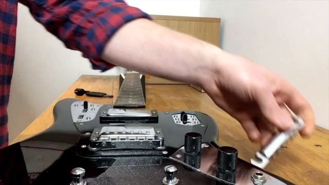 How to change electric guitar strings- Fender Jaguar смотреть онлайн