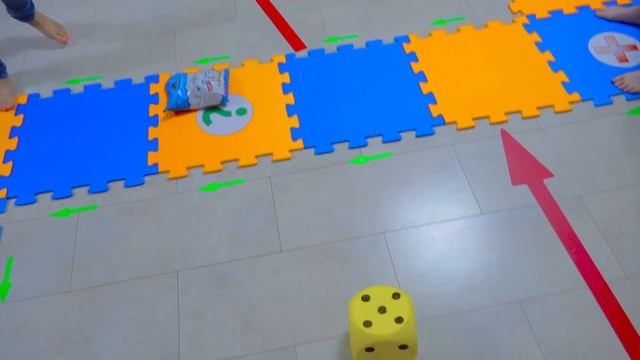 ГИГАНТСКАЯ ИГРА дома у детей! Кто выиграл ПРИЗ? смотреть онлайн