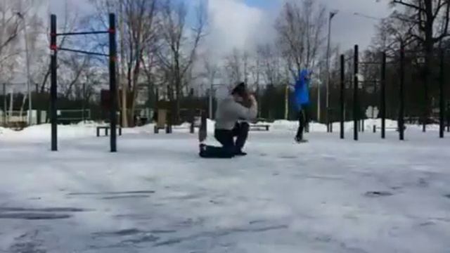 Тренировка в Измайловском парке. Упражнения подтягивания, выпрыгивания и поперечные выпады. смотреть онлайн