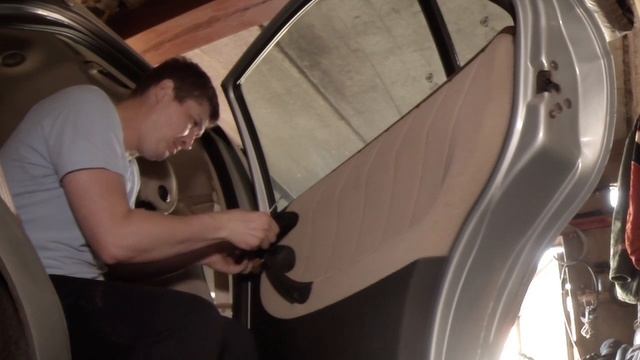 Как снять обшивку задней двери Lancia Lybra смотреть онлайн