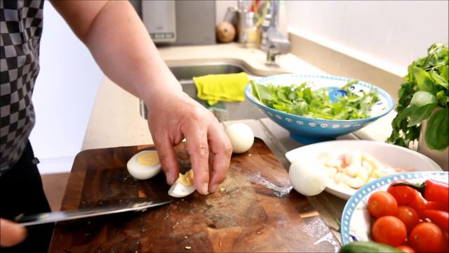 Quick and Easy Prawn and Avocado Salad. смотреть онлайн