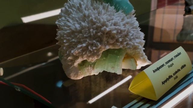 Москва... Геологический музей... Минералы, кристаллы, застывшие молнии, вулканические бомбочки... смотреть онлайн