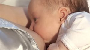 Кормим малыша, лежа на боку