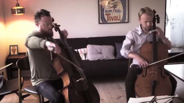 Minute Waltz for two cellos смотреть онлайн