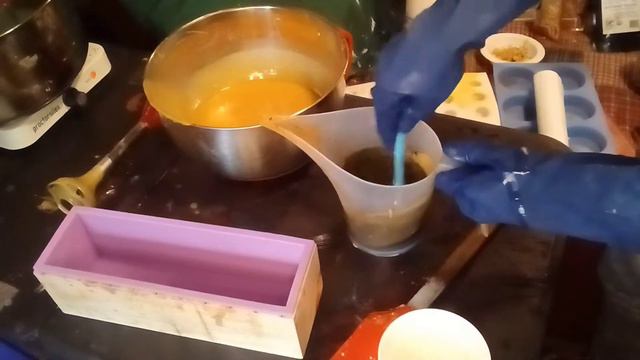 OATS & HONEY SOAP 🍯 + pouring some embeds | Lavender & Patchouli Essential Oils | Natural Soap DIY смотреть онлайн