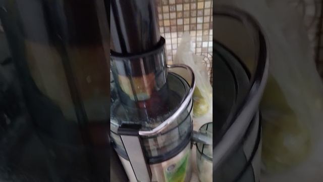 свежавыжатый сок груши/ Павел Литовкин / Медовик Травник / www.medbka.ru смотреть онлайн