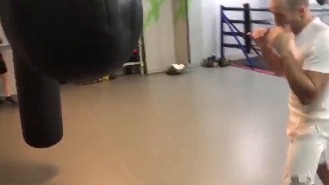 1. правый прямой (панч) 2. левый прямой (джолт) 3. правый боковой (хук)