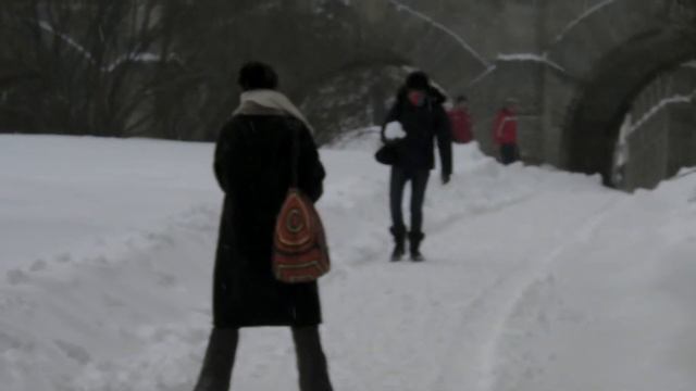 Mathilde & Carla, bataille de boule de neige en Russie. смотреть онлайн