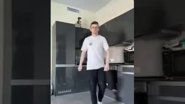 Мама просила снять видео, как я убираюсь, но получила это/Танец Брайна под любую песню :) смотреть онлайн