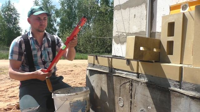 Приехал гиперпрессованный кирпич. Начало кладки облицовки дома. смотреть онлайн