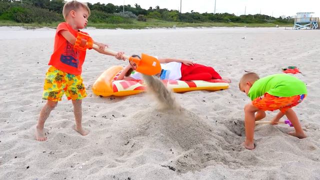 Vlad e Nikita tiveram um dia divertido na praia! Brincando com mamãe e areia смотреть онлайн