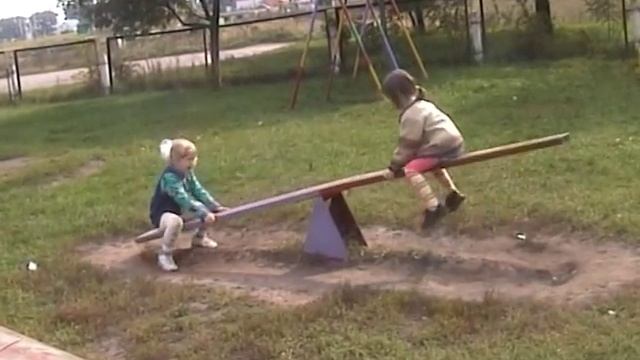 Настя и Катя у лора (промывают нос) и в санаторий идем. Архивное видео. смотреть онлайн