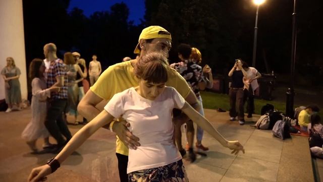2022.06.24 танцы в парке Горького, Москва смотреть онлайн