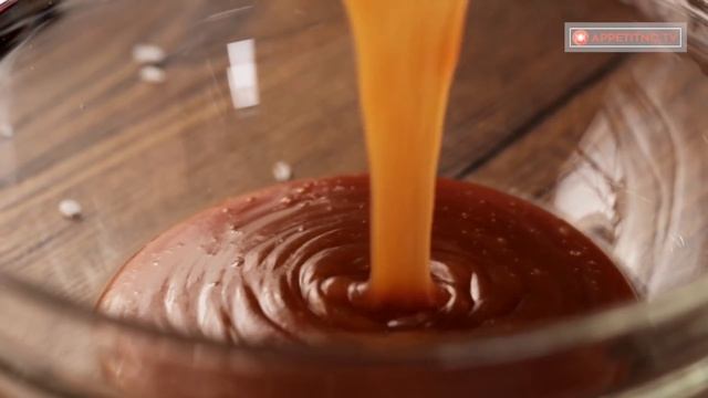Шоколадный торт - гигантский Сникерс! | Appetitno.TV смотреть онлайн