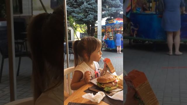 Даша в кафе «Джуманджи» кушает🤭потом играть на детской плошадке👍 смотреть онлайн