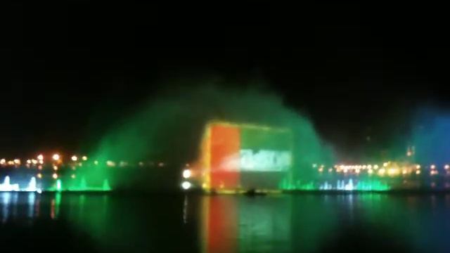 Фонтан в Шардже в лагуне Халид. ОАЭ. смотреть онлайн