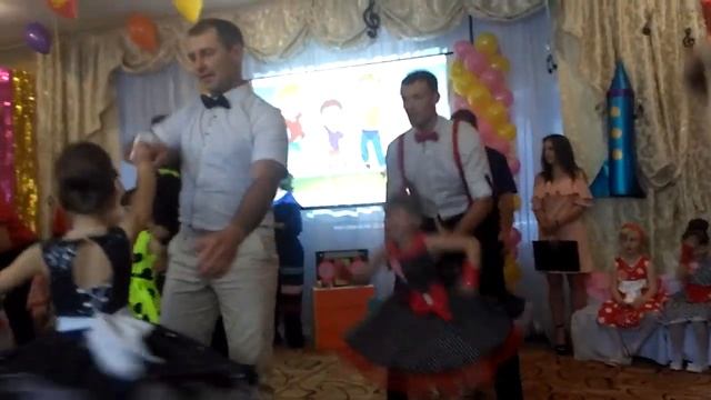Танец пап и дочек на выпускном в детском садике смотреть онлайн